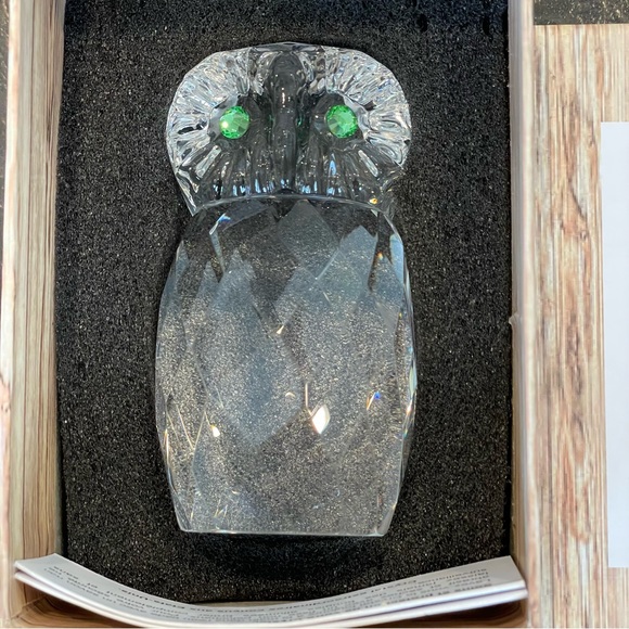 Oleg Cassini Crystal Owl with Green eyes. Paperweight - Picture 9 of 11